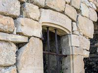 Entre Lauche et St Martin (Vallée du Jabron)  Ruines au lieux dit Rivas - Bel appareillage pour cette fenêtre datée de 1800