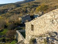 Entre Lauche et St Martin (Vallée du Jabron)  Hameau de Lauche à l'Ouest du village ruiné du vieux Noyers