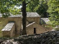 Abbaye ND de Lure  Est de l'église - On y trouve des contreforts, une pièce avec une toiture à deux pans et une abside carrée au Nord ...