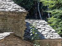 Abbaye ND de Lure  Vue sur les toitures, toutes de lauzes ...