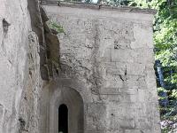 Abbaye ND de Lure  Fenestron à l'Est à l'arrière du bâtiment ...