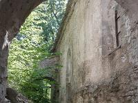 Abbaye ND de Lure  Bases de l'église à l'Est. Ici se trouvait jadis la coursive Est du cloître aujourd'hui disparu ...