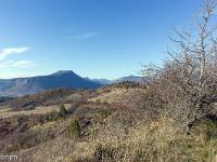 Autour d'Upaix  Vues vers l'Est. Au loin vers la gauche, la montagne de Chabre ...