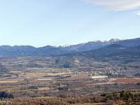 Autour d'Upaix  Vue vers l'Ouest et le village de Thèse depuis la tour. Au loin au centre, le village et le château de Sigoyer 04.