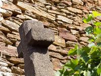 Beaumont- Cévenne ardéchoise  Croix sur un mur dans une rue