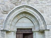 Beaumont- Cévenne ardéchoise  Le portail est en arc brisé finement mouluré avec deux colonnettes de part et d'autre, dont les chapiteaux sont décorés de feuillages de facture gothique. Il est postérieur au début de la construction de l’église.
