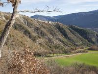 Chapelle Saint-Claude  Vue sur la D603 qui relie le village de Saint-Martin à la vallée du Jabron en contrebas au hameau du Couvent à environ 2,5km. Au loin au second plan Pelegrine à droite, Sumiou à gauche et au loin, les crêtes de Lure
