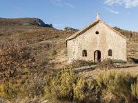 Chapelle Saint-Claude  L'entrée de la chapelle au Sud : Une porte au centre, deux fenêtres en arc de chaque côté et un oculus au dessus centré sur la porte