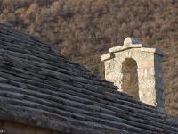 Chapelle Saint-Claude  Vue sur le clocher et l'appareillage de lauzes de la toiture