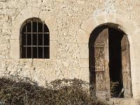 Chapelle Saint-Claude  L'entrée de la chapelle et la fenêtre à l'Ouest