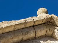 Chapelle Saint-Claude  Détail de la corniche de la façade Sud, surmontée d'une boule de pierre