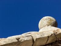 Chapelle Saint-Claude  Détail de la corniche de la façade Sud, surmontée d'une boule de pierre
