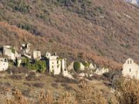 Chapelle Saint-Claude  Le Vieux Noyers. A droite, l'église ND de Bethléem (XIIe siècle) - Au centre l'ancienne auberge et à sa gauche en arrière plan les ruines du château et logi seigneurial (XIIIe siècle)