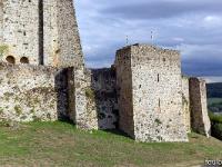 Château de la Madeleine - Chevreuse  Une partie de l'enceinte Ouest et le bas du donjon