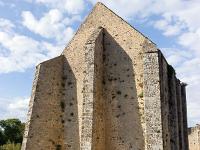 Château de la Madeleine - Chevreuse  Le pignon Sud du donjon et ses puissants contreforts