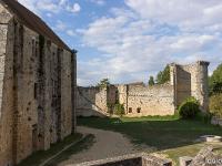 Château de la Madeleine - Chevreuse  Façade Est du donjon. Celui-ci, remanié, avait à l'origine une étage de plus. Le rez-de-chaussée ne comprenait aucune ouverture et servait de cellier. On y entrait par le 1er étage via une échelle de bois retractable en cas d'invasion