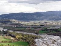 Paysages et panoramas depuis le château de Mison  Vue vers le Sud - La vallée du BUëch et le village de Ribiers. A gauche au second plan, le plateau de Soleillet