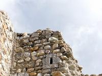 Château médiéval de Mison  Petite ouverture sur le mur Nord de la tour au dessus de la Grande Porte. On voit aussi les vestiges du parement de pierres de tuf taillées