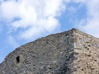 Château médiéval de Mison  L'angle Nord/Ouest renforcé par un imposant jambage de pierres de taille
