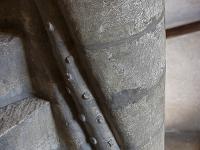Château de Pierre de Glandevès (XIVe)  Vue sur la vis du colimaçon qui comprend 94 marches. Entre celles-ci et la colonne centrale se trouve un "boudin" orné de cercles en relief. Les marches et la colonne centrale ne sont en fait qu'une seule pièce