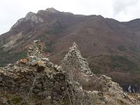 La Chastelas - Vitrolles Hautes-Alpes (XIIe - XIVe)  Vue sur le Pic de Crigne et les crêtes des Selles