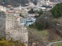 Sue le plateau du Collet - Sisteron  Vue sur Sisteron depuis le Collet (Zoom) Au 1er plan, un ancien pigeonnier. A droite, le chemin de la Marquise