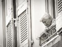 Femmes je vous aime ! ...  Vieille dame à sa fenêtre