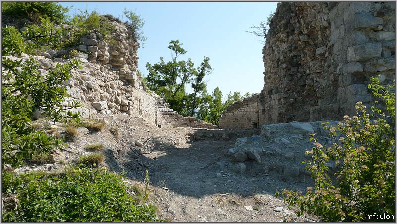 arzelier-ch-28web.jpg - Voici l'intérieur de l'église récemment dégagé par les jeunes du Club du Vieux Manoir