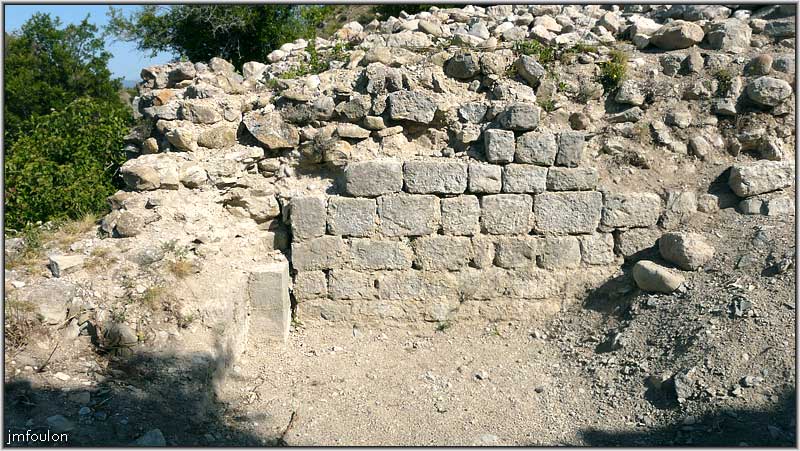 arzelier-ch-31web.jpg - Intérieur de l'église - Mur Nord-Ouest. Détail de l'appareillage des pierres