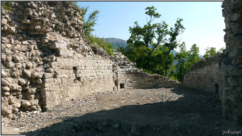 arzelier-ch-32web.jpg - Intérieur de l'église - L'abside et le mur Nord-Ouest.