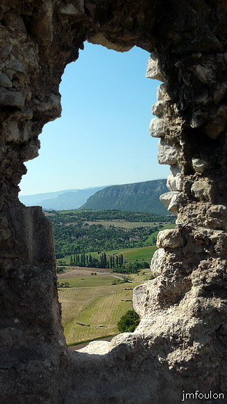 arzelier-ch-40web.jpg - Intérieur de l'église - Vue au travers d'un trou dans le mur