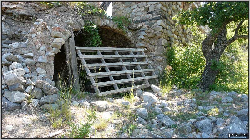 arzelier-village-09.jpg - Ville Vieille - Cette maison à conservé ses pièce voutées au rez de chaussée