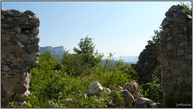 arzelier-village-30.jpg - Ville Vieille - Pans de murs et vue vers le Nord
