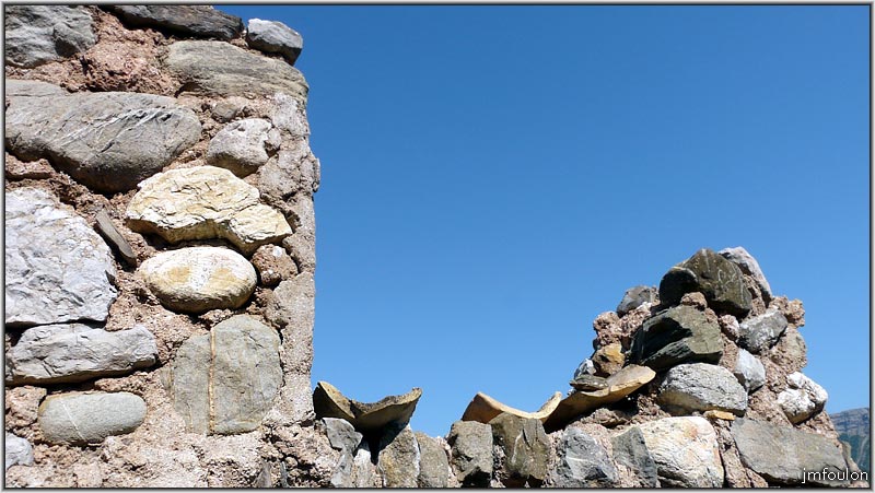 arzelier-village-35.jpg - Ville Vieille - Mur et quelques tuiles