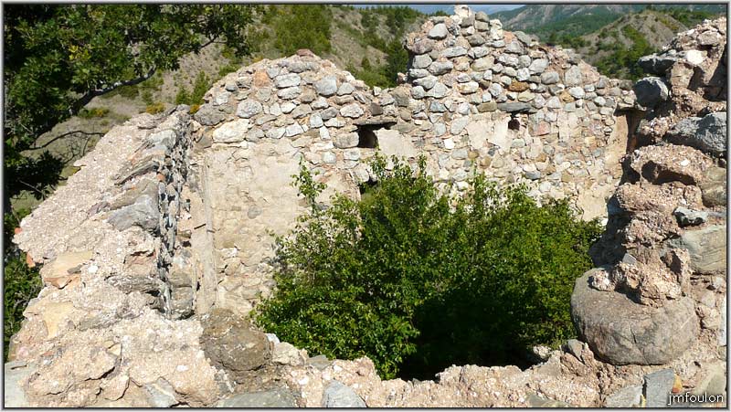 arzelier-village-39.jpg - Ville Vieille - Haut des murs de la bâtisse. A gauche subsiste l'arase donnant la pente de la toiture et une morceau de génoise à un seul rang