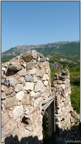 arzelier-village-40.jpg - Ville Vieille - Mur Est sur la même bâtisse