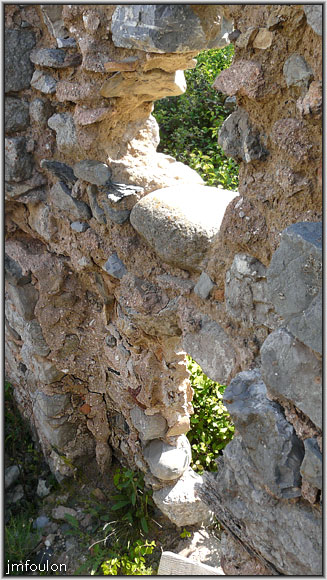 arzelier-village-42.jpg - Ville Vieille - Mur vue de l'intérieur. On voit bien ici le mortier de pose rosé