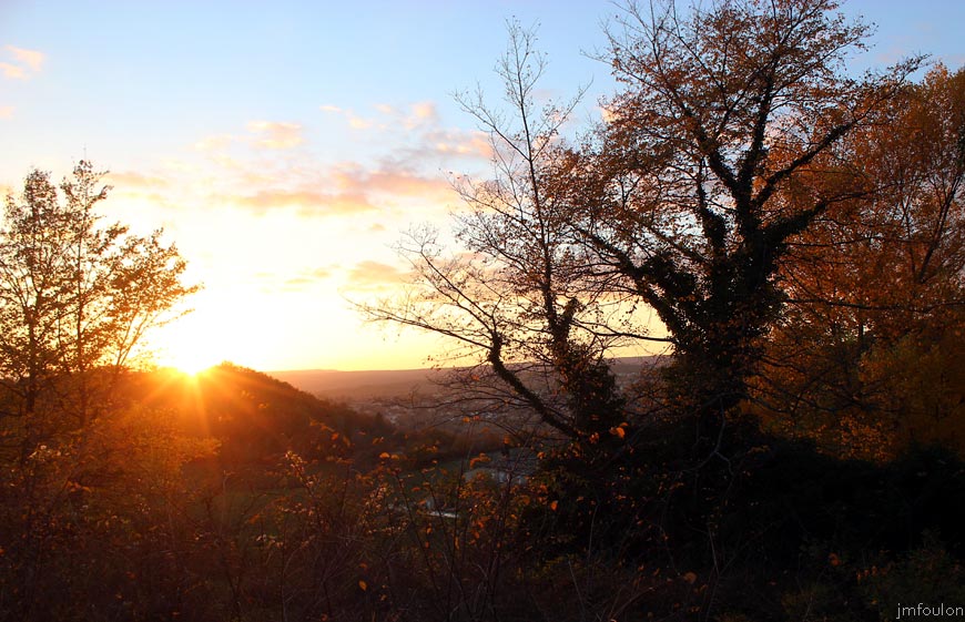 forcal-couchant-3web.jpg - Soleil couchant sur le Briant (574 m) qui porte bien son nom !  - Au loin, l'adret de Crau Chétive qui accueille, à Saint Michel,  l'Observatoire de Haute Provence