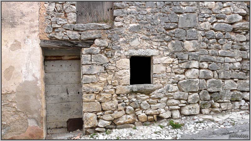 banon-bas-19web.jpg - Vieille batisse toujours dans la même rue