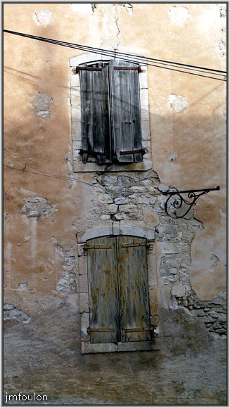 banon-bas-22web.jpg - Façade d'une ancienne maison dans son état originel tout en haut de la rue de la Bourgade