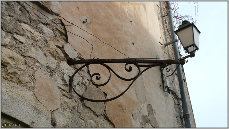 banon-bas-23web.jpg - Détail d' un ancien support d'enseigne ou de réverbère sur cette même façade