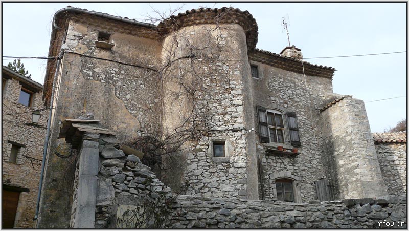 banon-bas-24web.jpg - La façade nord de cette maison avec son avancée qui accueille un escalier en colimaçon. S'agissait  t'il d'une ferme, d'un relais, d'une auberge ?