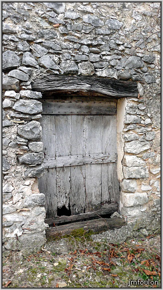 banon-bas-34web.jpg - Autre porte sur la façade sud de la ferme