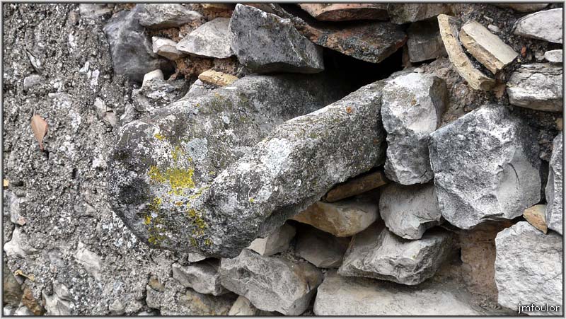 banon-bas-35web.jpg - Goutière en pierre de taille évacuant les eaux de la toiture desdépendances au sud
