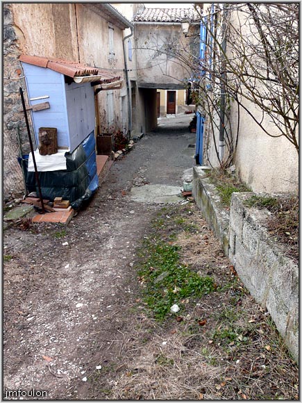 banon-bas-40web.jpg - Il s'agit d'un cul de sac prolongé par une sentier pédestre (PR)