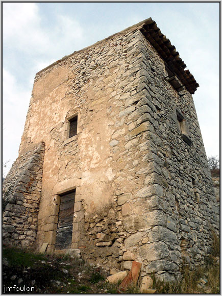 banon-bas-43web.jpg - Le voici, avec son contrefort à l'angle sud-ouest et l'entrée ouest sur le linteau de laquelle est gravée la date de 1691. Il y a une autre entrée au sud