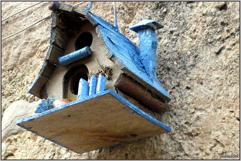 banon-bas-46web.jpg - Mangeoire pour oiseaux très originale. On dirait une maison de Schtroumpfs !