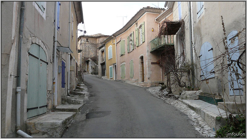 banon-bas-48web.jpg - Vue sur la partie haute de la rue de la Bourgade