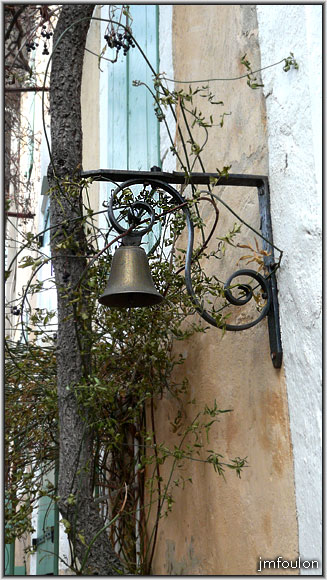 banon-bas-57web.jpg - Cloche à l'entrée d'une maison