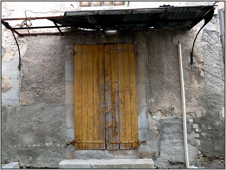 banon-bas-58web.jpg - Façade rue de la Bourgade et son vieil auvent